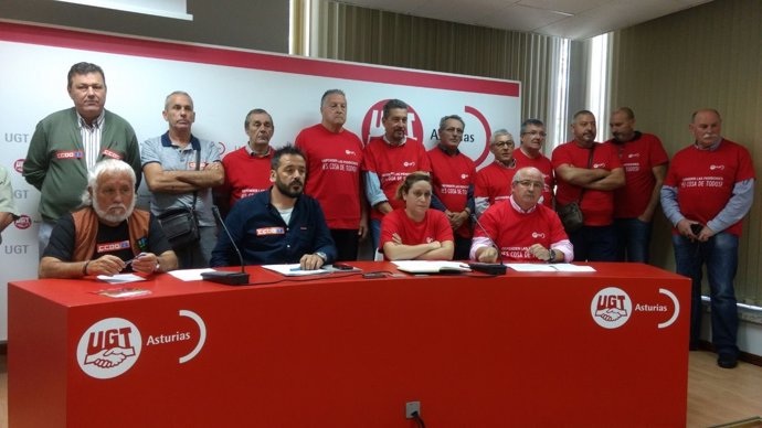 Los 14 jubilados con dirigentes de CCOO y UGT.