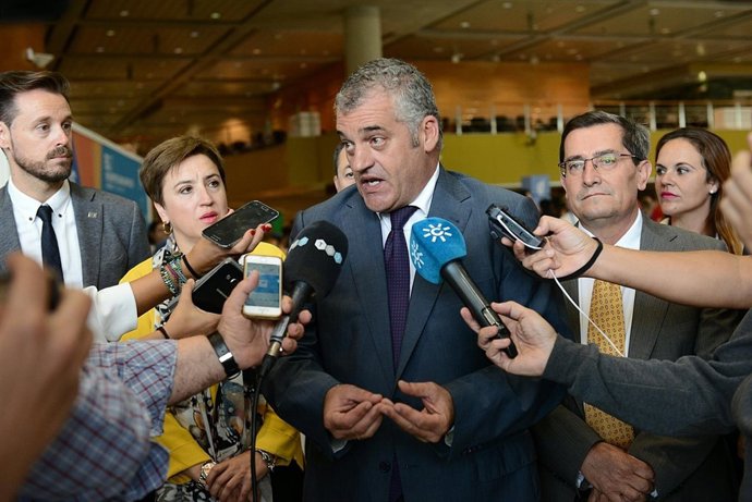 El consejero de Empleo, Empresa y Comercio, Javier Carnero, en Granada