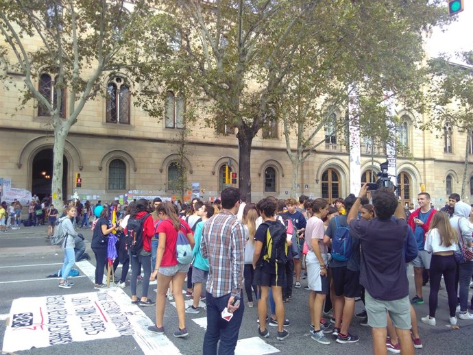 Estudiants concentrats en la Gran Via davant la UB a favor de el 1-O