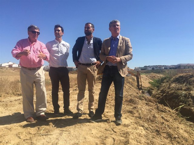 1 Nota Y 2 Fotos Junta (Limpieza Cauces Moguer Y San Juan)