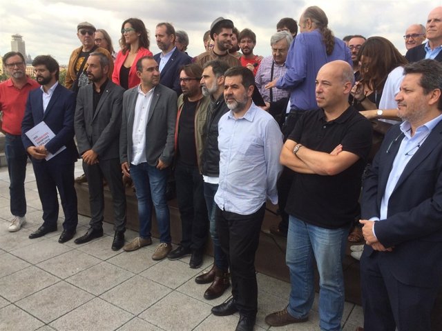 Integrantes de la Mesa por la democracia