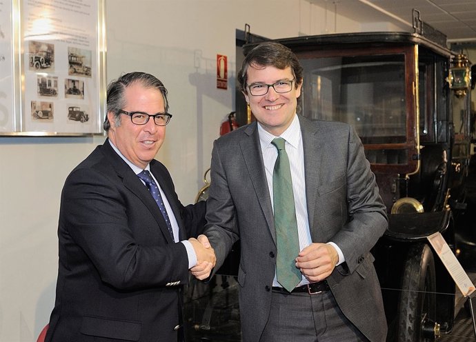 Serrano y Mañueco tras la firma del acuerdo