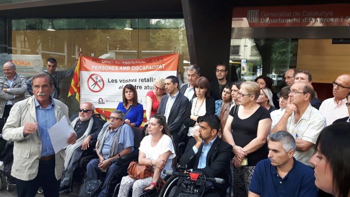 Protesta davant la seu de Treball de la Generalitat