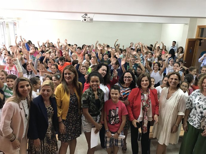 Gaya y Sánchez Rubio posan con alumnos