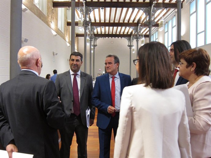 Juan Antonio Sánchez Quero hablando con los diputados del PSOE en la DPZ 