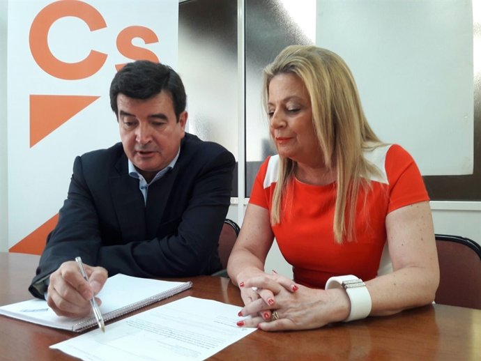 El portavoz de Cs en València, Fernando Giner, y la edil Amparo Micó 