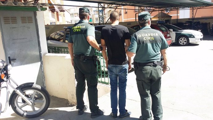 La Guardia Civil con uno de los dos jóvenes detenidos