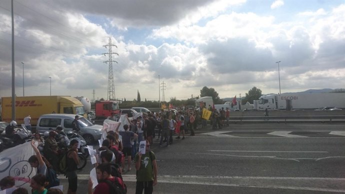 Estudiants de la UAB tallant l'AP-i aquest dimecres