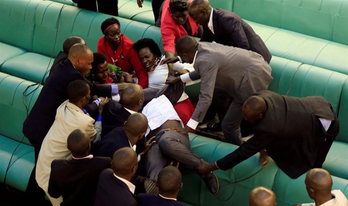 Pelea en el Parlamento de Uganda