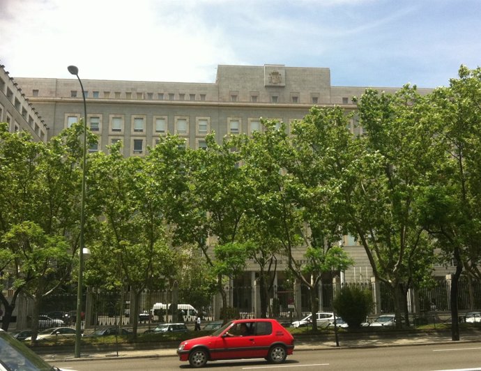 Fachada Del Ministerio De Defensa