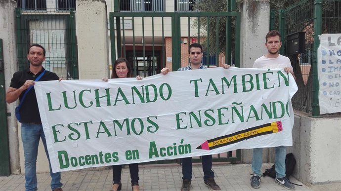 Protesta de interinos a las puertas de un centro educativo