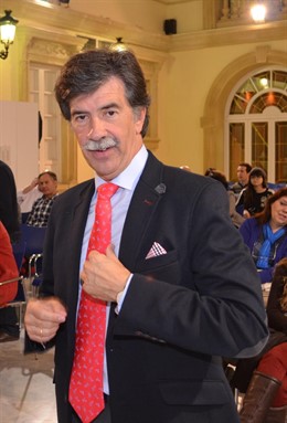 El experto en menores Javier Urra será el encargado de dar la conferencia.