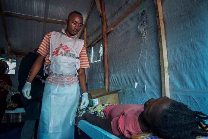 Un enfermero de MSF atiende a un enfermo de cólera en la RDC