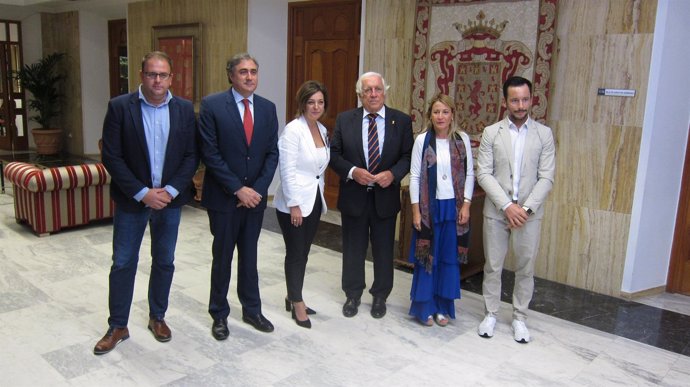 Representantes del grupo con el Alto Comisionado