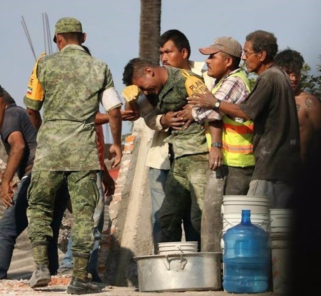Soldado llora al encontrar dos cuerpos bajo los escombros tras terremoto México