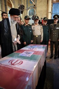 Miles de iraníes se suman al funeral de un militar asesinado en Siria por Estado Islámico