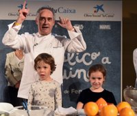 Ferran Adrià cocina con 400 niños una 'ensasopa de tomate McQueen' y 'Nemos de naranja' en el Oceanogràfic de València