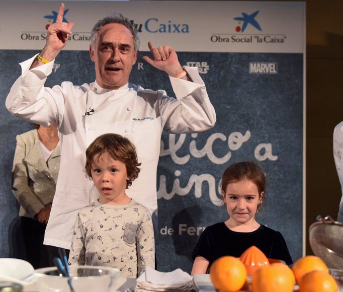 Ferran Adrià en un acto con niños en el Oceanogràfic de València