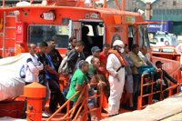 Trasladados al Carlos Haya dos de los 55 inmigrantes rescatados de la patera a 40 millas de Málaga