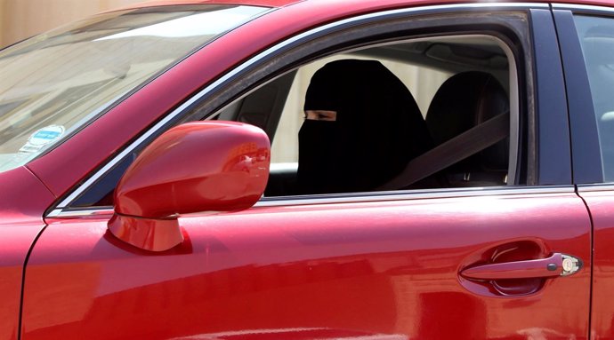 Una mujer saudí conduciendo