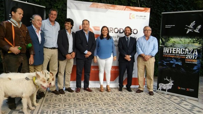 Carrillo, junto a colaboradores, en la presentación de Intercaza 2017