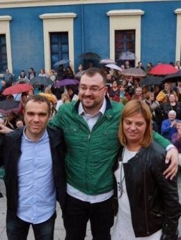 Adrián Barbón junto a Ivan Fernández y Gimena Llamedo.