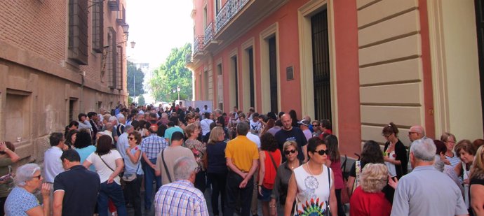 Vecinos de la Plataforma Pro-Soterramiento no pueden acceder al Pleno