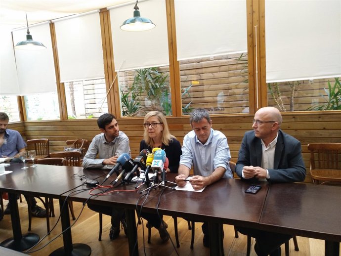 La presidenta de la AMI, N. Lloveras, junto a miembros de la ACM