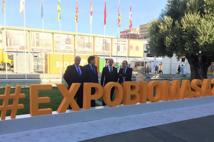 Imagen de los participantes en el panel sobre construcción sostenible