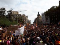 Multitudinaria manifestación de estudiantes en Barcelona en defensa del referéndum: "A más represión, más campaña"