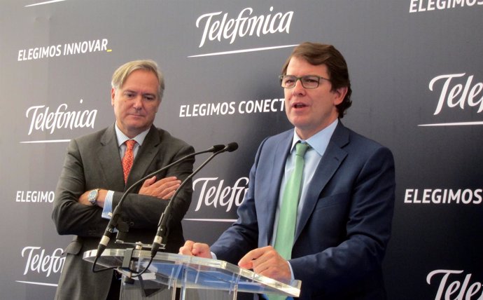 Mañueco junto al director general de Telefónica.                              