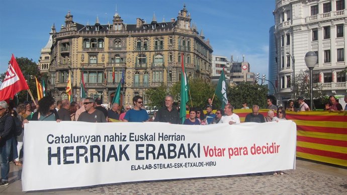 Concentración de sindicatos en Bilbao en apoyo al referéndum catalán