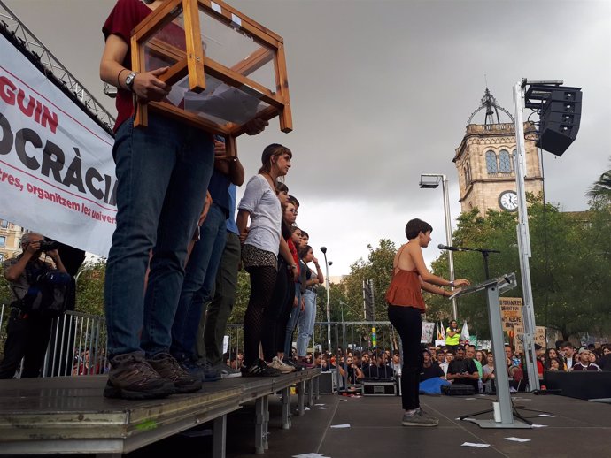 Urna en la manifestación de estudiantes por el referéndum en Barcelona