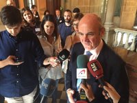 De Guindos dice que el Gobierno tiende la mano a la Generalitat para dialogar "dentro de la Constitución"