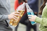 La OCU denuncia la facilidad de los menores para comprar alcohol en España