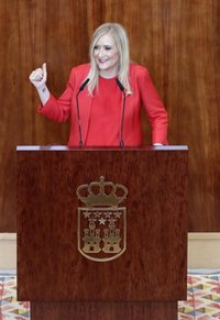 Cifuentes defiende colgar la bandera española: "No puede verse por parte de nadie como elemento de crispación"