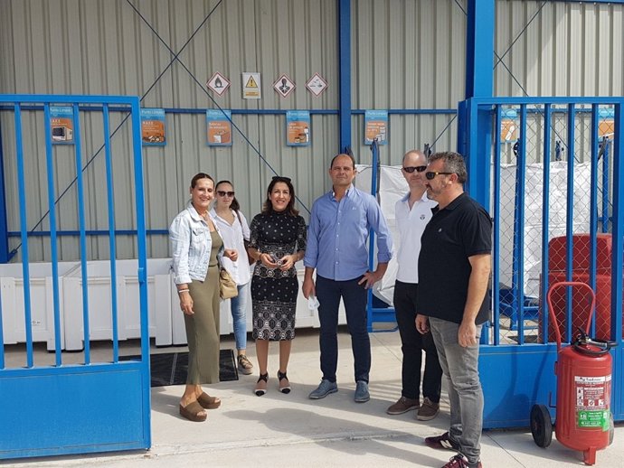 Pozuelo (en el centro, de negro) en el Punto Limpio de Montalbán