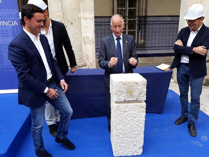 La colocación de la primera piedra ha sido un símbolo del futuro del edificio.