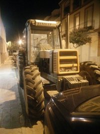 Un concejal de la CUP aparca el primer tractor en una sede electoral en les Borges Blanques (Lleida)