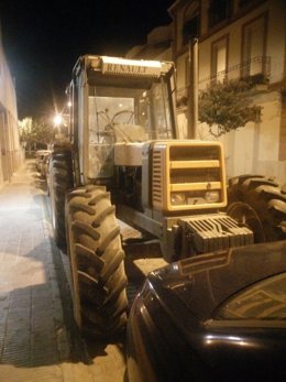 Tractor aparcado en una sede electoral en Les Borges Blanques (Lleida)