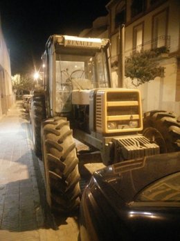 Tractor aparcat en una seu electoral a Les Borges Blanques (Lleida)