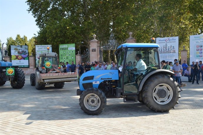 Concentración de agricultores con tractores en la puerta de la Fira de Lleida