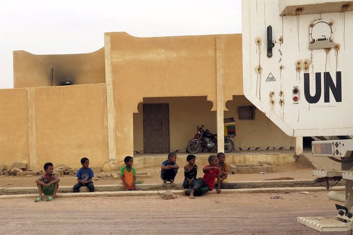 Niños malienses en la ciudad de Kidal junto a un camión de la ONU
