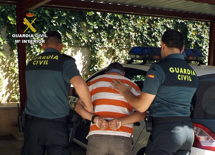 Detenido con agentes Guardia Civil