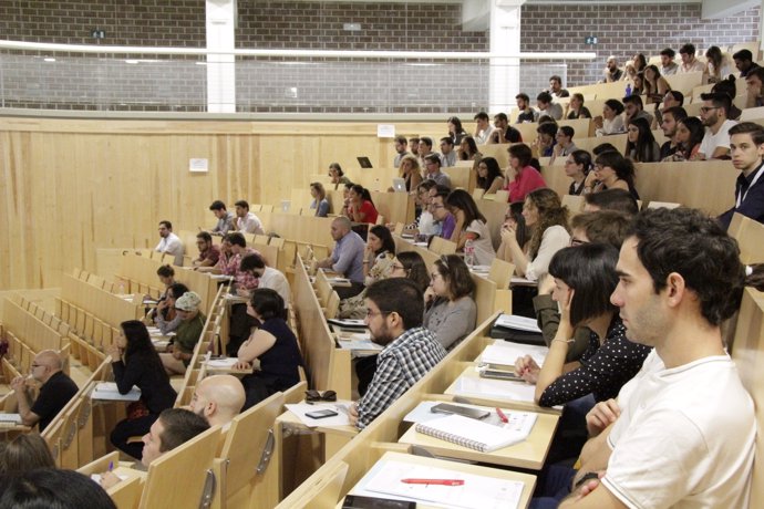 Nota Y Fotos/ La Junta Y La Universidad De Granada Reúnen A 140 Jóvenes Estudian