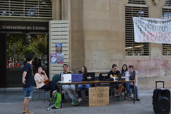 Estudiantes de la UdL informan sobre los colegios electorales del 1-O