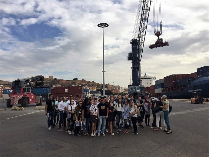 Estudiantes del IES Fuente Nueva en el Puerto de Almería