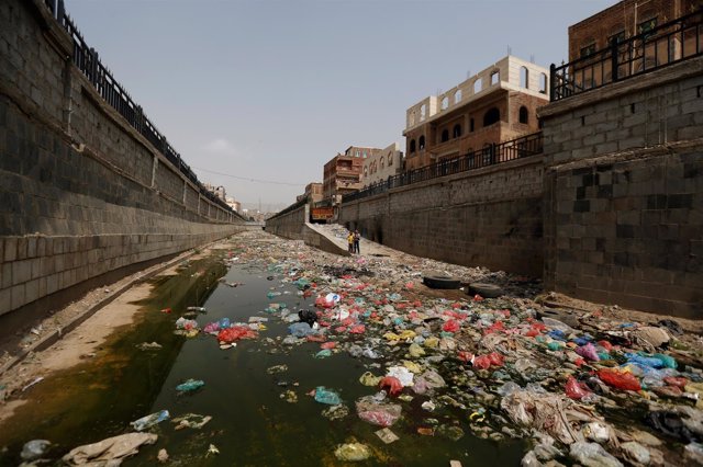 Canal de desechos al aire libre en Saná