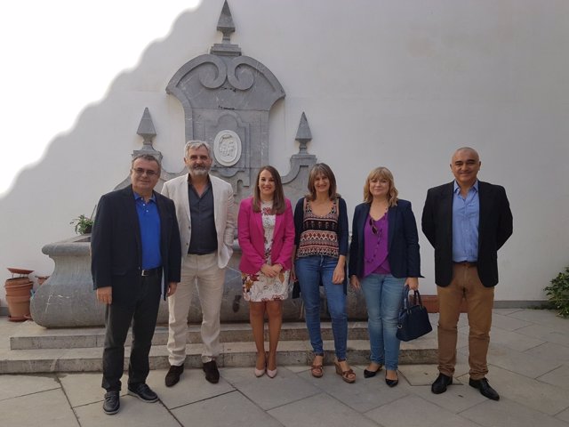 Ruiz (en el centro, de rosa) en la inauguración del curso académico