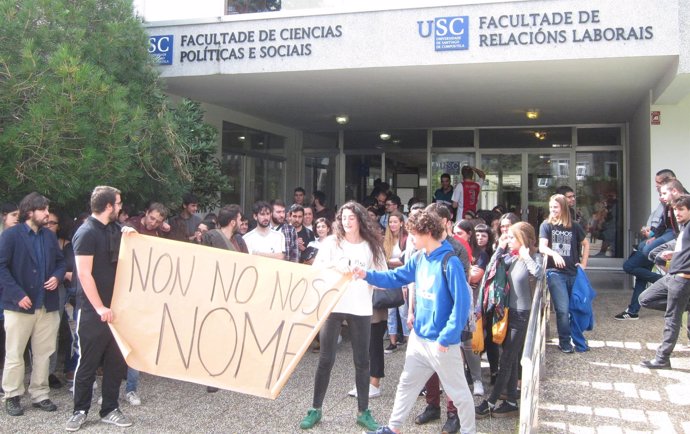 Protestas de estudiantes de la USC contra profesores contrarios al referéndum